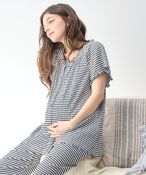 Rosemadame(ローズマダム)の「シャーリング ジャガードパジャマ(産前・産後対応 マタニティ&授乳服 ルームウェア 上下セット)(マタニティウェア/グッズ・レディース・サックスブルー/オレンジ/ブラック×ホワイト・L/LL/M)」の2枚目の写真