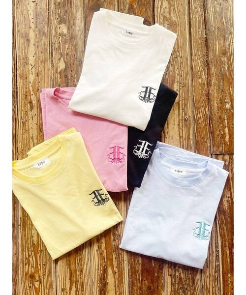 EVRIS（エヴリス）の「E emblemカラーTシャツ（Tシャツ/カットソー・レディース・ホワイト/ピンク/イエロー/ブラック/ブルー・FREE）」の7枚目の写真