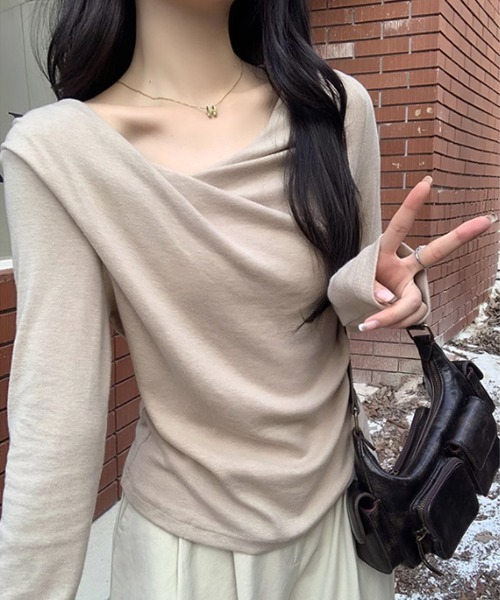 COCOMOMO(ココモモ)の「サイドギャザードレープトップス アシンメトリー ドレープネック トップス 長袖 カットソー 春服 秋服(Tシャツ/カットソー・レディース・ブラウン/ベージュ/ライトブラウン/ブルー/ブラック/ホワイト・FREE)」の17枚目の写真