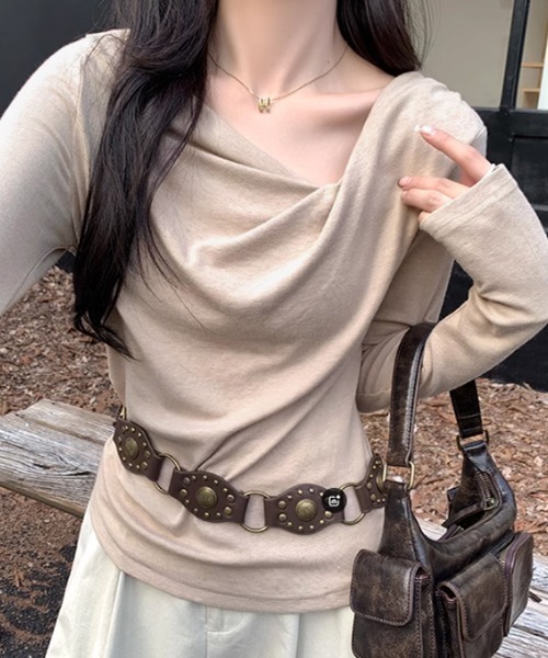 COCOMOMO(ココモモ)の「サイドギャザードレープトップス アシンメトリー ドレープネック トップス 長袖 カットソー 春服 秋服(Tシャツ/カットソー・レディース・ブラウン/ベージュ/ライトブラウン/ブルー/ブラック/ホワイト・FREE)」の18枚目の写真