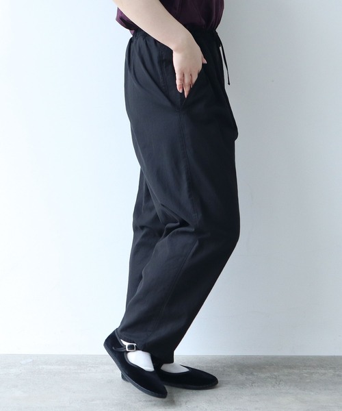 yuni（ユニ　）の「ハイツイストコットン　プロダクトダイテーパードパンツ（その他パンツ・レディース・グリーン/ブラウン/ブラック・M/S）」の17枚目の写真