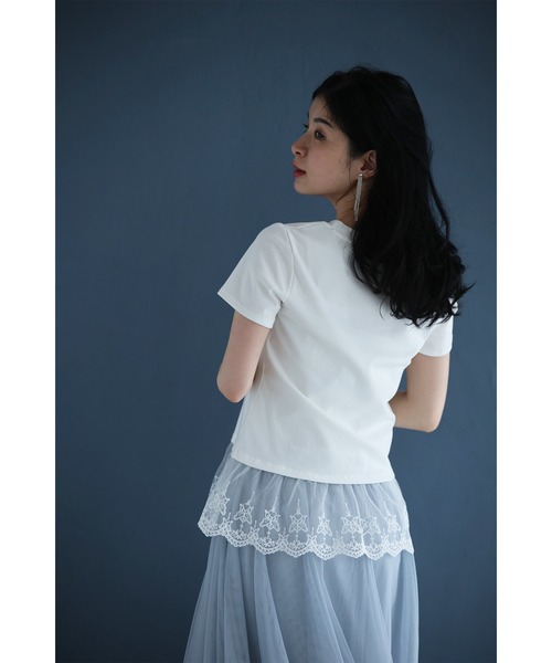 cawaii(カワイイ)の「ひと匙のエレガントをプラスする裾チュールのTシャツトップス(Tシャツ/カットソー・レディース・ホワイト/ブラック・FREE)」の18枚目の写真