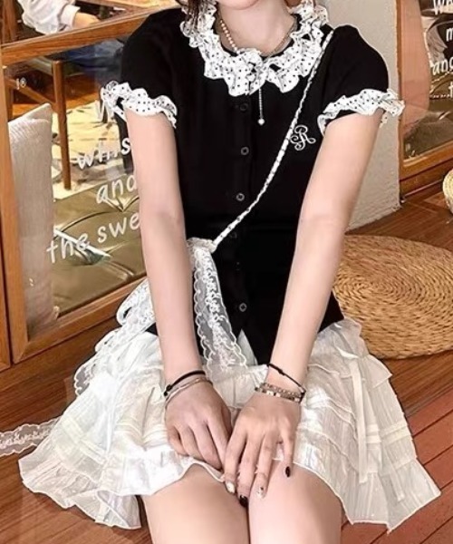 Achic(アシック)の「レースフリルカラーフロントボタンカットソー(Tシャツ/カットソー・レディース・ブラック・M)」の2枚目の写真