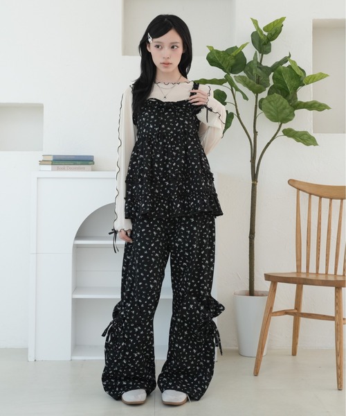 kutir(クティール)の「【セットアップ着用可能】アソートダブルリボンワイドカーゴパンツ(カーゴパンツ・レディース・アイボリー/ネイビー/ブラック/ブラウン/ナチュラル/ブルー/グレー/ライトブラウン/ブラック系その他・MEDIUM/LARGE/SMALL)」の3枚目の写真