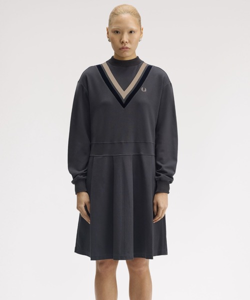 FRED PERRY（フレッドペリー）の「V-Insert Tipped Dress／Vトリムスウェットワンピース（ワンピース・レディース・チャコールグレー・10/8）」の9枚目の写真