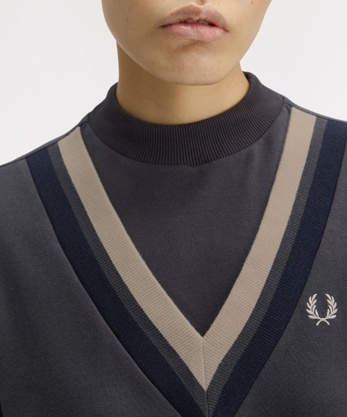 FRED PERRY（フレッドペリー）の「V-Insert Tipped Dress／Vトリムスウェットワンピース（ワンピース・レディース・チャコールグレー・10/8）」の8枚目の写真