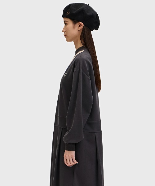 FRED PERRY（フレッドペリー）の「V-Insert Tipped Dress／Vトリムスウェットワンピース（ワンピース・レディース・チャコールグレー・10/8）」の5枚目の写真