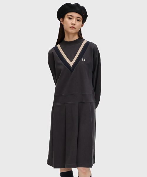 FRED PERRY（フレッドペリー）の「V-Insert Tipped Dress／Vトリムスウェットワンピース（ワンピース・レディース・チャコールグレー・10/8）」の2枚目の写真