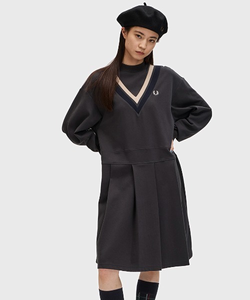 FRED PERRY（フレッドペリー）の「V-Insert Tipped Dress／Vトリムスウェットワンピース（ワンピース・レディース・チャコールグレー・10/8）」の3枚目の写真