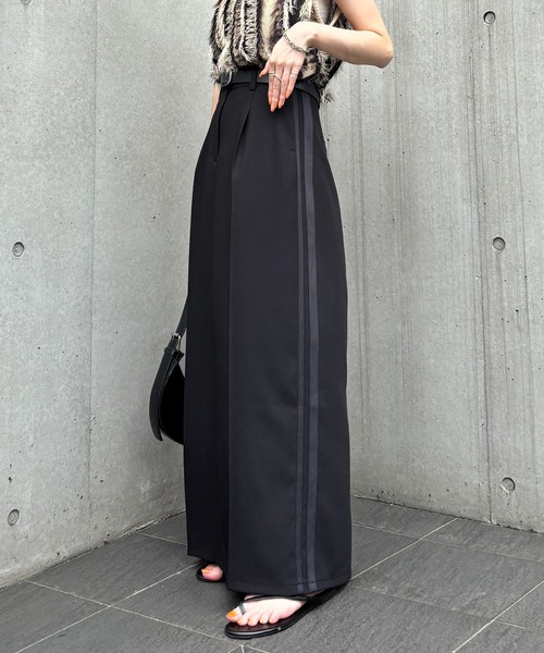 ISOOK（アイスー）の「【ISOOK / アイスー】サイドラインスラックススカート / ナロースカート ロング オフィスカジュアル ハイウエスト 黒 グレー ベージュ  ZOZOTOWN限定（スカート・レディース・ブラック/グレー/ベージュ・FREE）」の4枚目の写真