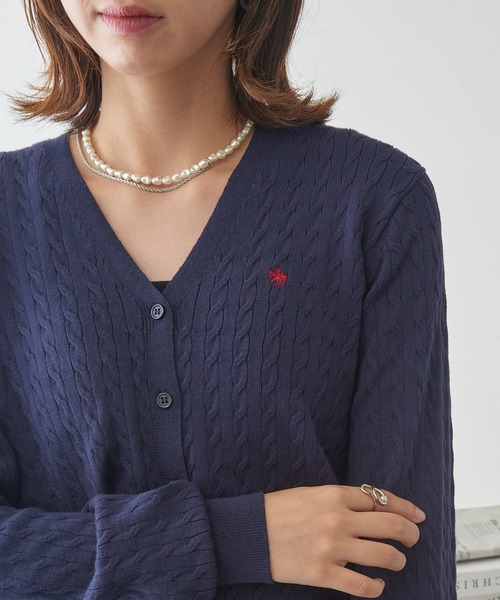 POLO BCS(ポロ ビーシーエス)の「【POLO BCS】ZOZO限定商品 ケーブル編み ワンポイントポニー刺繍 Vネックカーディガン(カーディガン/ボレロ・レディース・ブラック/ネイビー/グレー/レッド・M/L)」の3枚目の写真
