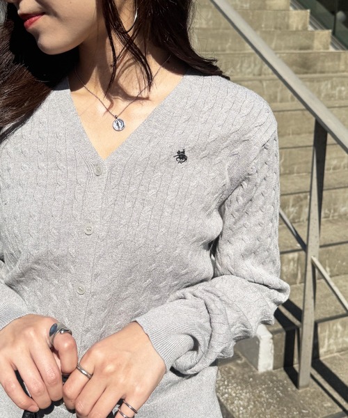POLO BCS(ポロ ビーシーエス)の「【POLO BCS】ZOZO限定商品 ケーブル編み ワンポイントポニー刺繍 Vネックカーディガン(カーディガン/ボレロ・レディース・ブラック/ネイビー/グレー/レッド・M/L)」の2枚目の写真