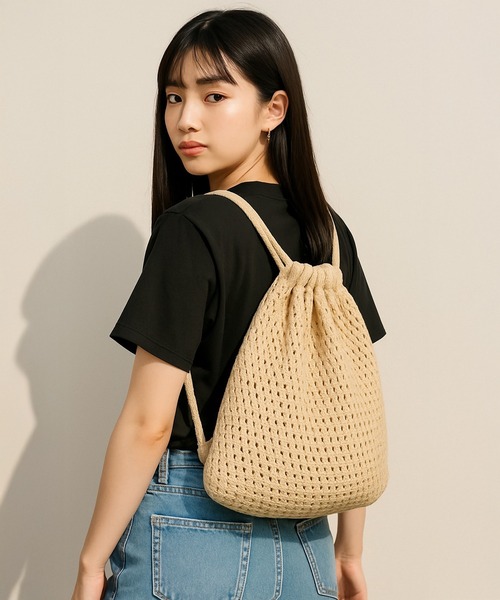 VIBGYOR（ヴィブジョー）の「【IZU】 夏バッグ 編み込み ナップサック 巾着 リュックサック レディース メンズ ユニセックス 軽量 大容量 旅行 通学 通勤 アウトドア 韓国ファッション ベージュ/アイボリー（バックパック/リュック・レディース・ベージュ/アイボリー・FREE）」の2枚目の写真