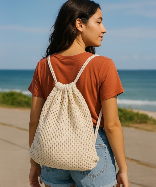 VIBGYOR（ヴィブジョー）の「【IZU】 夏バッグ 編み込み ナップサック 巾着 リュックサック レディース メンズ ユニセックス 軽量 大容量 旅行 通学 通勤 アウトドア 韓国ファッション ベージュ/アイボリー（バックパック/リュック・レディース・ベージュ/アイボリー・FREE）」の4枚目の写真