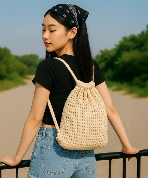 VIBGYOR（ヴィブジョー）の「【IZU】 夏バッグ 編み込み ナップサック 巾着 リュックサック レディース メンズ ユニセックス 軽量 大容量 旅行 通学 通勤 アウトドア 韓国ファッション ベージュ/アイボリー（バックパック/リュック・レディース・ベージュ/アイボリー・FREE）」の5枚目の写真