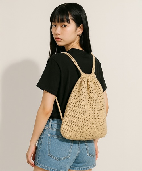 VIBGYOR（ヴィブジョー）の「【IZU】 夏バッグ 編み込み ナップサック 巾着 リュックサック レディース メンズ ユニセックス 軽量 大容量 旅行 通学 通勤 アウトドア 韓国ファッション ベージュ/アイボリー（バックパック/リュック・レディース・ベージュ/アイボリー・FREE）」の7枚目の写真