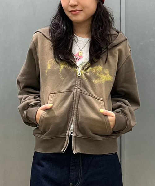 JOINT WORKS（ジョイントワークス）の「タトゥーグラフィック サンフェードフーディー / Tattoo Graphic Sun-faded Hoodie（パーカー・レディース・カーキ/ネイビー/レッド・FREE）」の2枚目の写真