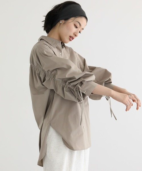 Green　Parks（グリーンパークス）の「イージーケア袖シャーリングシャツ（シャツ/ブラウス・レディース・ベージュ/チャコールグレー/ブラウン/グリーン/サックスブルー・FREE）」の3枚目の写真