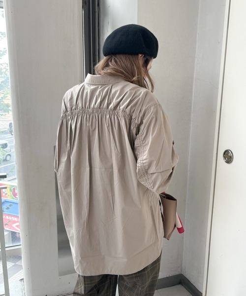 Green　Parks（グリーンパークス）の「イージーケア袖シャーリングシャツ（シャツ/ブラウス・レディース・ベージュ/チャコールグレー/ブラウン/グリーン/サックスブルー・FREE）」の10枚目の写真