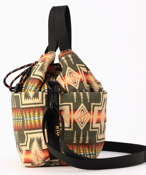PENDLETON（ペンドルトン）の「KiU/キウ PNDLTN_PADDED POCKETFUL MINI BAG パデッドポケッタフルミニバッグ（ショルダーバッグ・メンズ・オリーブ/ネイビー・ONE SIZE）」の14枚目の写真