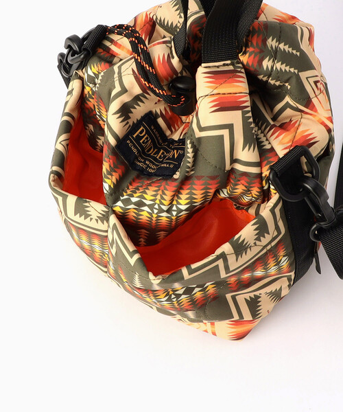 PENDLETON（ペンドルトン）の「KiU/キウ PNDLTN_PADDED POCKETFUL MINI BAG パデッドポケッタフルミニバッグ（ショルダーバッグ・メンズ・オリーブ/ネイビー・ONE SIZE）」の7枚目の写真