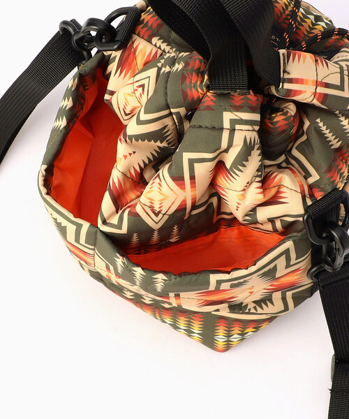 PENDLETON（ペンドルトン）の「KiU/キウ PNDLTN_PADDED POCKETFUL MINI BAG パデッドポケッタフルミニバッグ（ショルダーバッグ・メンズ・オリーブ/ネイビー・ONE SIZE）」の6枚目の写真