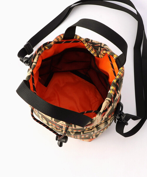 PENDLETON（ペンドルトン）の「KiU/キウ PNDLTN_PADDED POCKETFUL MINI BAG パデッドポケッタフルミニバッグ（ショルダーバッグ・メンズ・オリーブ/ネイビー・ONE SIZE）」の5枚目の写真