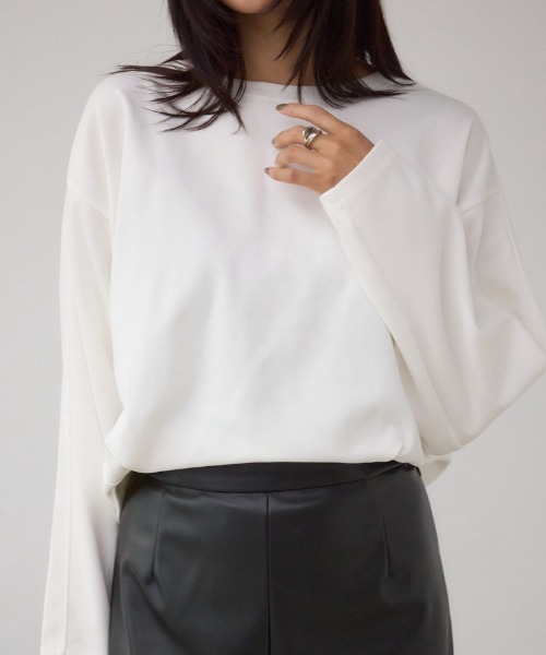 AZUL by moussy(アズールバイマウジー)の「コクーンカットロングスリーブトップス(Tシャツ/カットソー・レディース・オフホワイト/チャコールグレー/ブラック/ブラウン・FREE)」の1枚目の写真