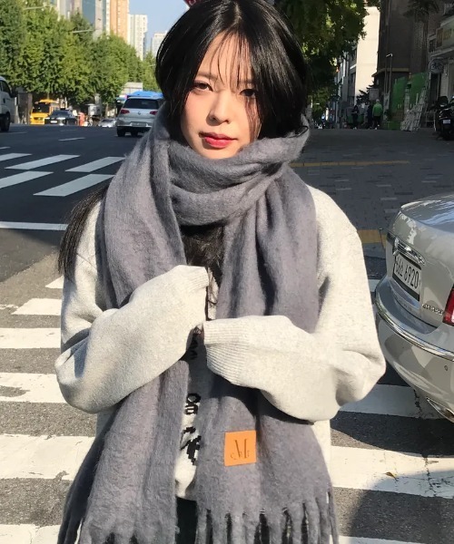 MUCENT（ムセント）の「◇MUCENT◇ブランド直輸入正規品/MUCENT シグネチャー マフラー MUCENT SIGNATURE MUFFLER（マフラー・レディース・アイボリー/ブルー系その他/ピンク/ブルー/ミント/グリーン系その他/グリーン/ピンク系その他/ライトブルー/カーキ/ブラック/グレー・FREE）」の4枚目の写真