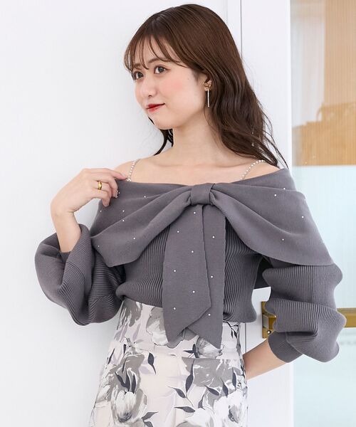 MAJESTIC LEGON(マジェスティックレゴン)の「ビジューリボンオフショルニット(ニット/セーター・レディース・ピンク/ボルドー/アイボリー/ブラック/グレー/ブラック系その他/ライトグレー・MEDIUM)」の5枚目の写真