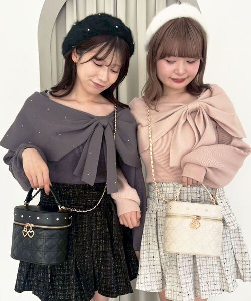 MAJESTIC LEGON(マジェスティックレゴン)の「ビジューリボンオフショルニット(ニット/セーター・レディース・ピンク/ボルドー/アイボリー/ブラック/グレー/ブラック系その他/ライトグレー・MEDIUM)」の6枚目の写真