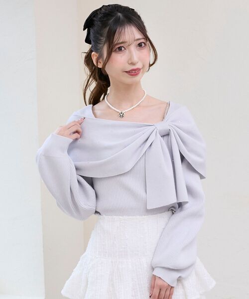 MAJESTIC LEGON(マジェスティックレゴン)の「ビジューリボンオフショルニット(ニット/セーター・レディース・ピンク/ボルドー/アイボリー/ブラック/グレー/ブラック系その他/ライトグレー・MEDIUM)」の4枚目の写真