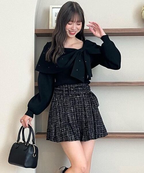 MAJESTIC LEGON(マジェスティックレゴン)の「ビジューリボンオフショルニット(ニット/セーター・レディース・ピンク/ボルドー/アイボリー/ブラック/グレー/ブラック系その他/ライトグレー・MEDIUM)」の2枚目の写真