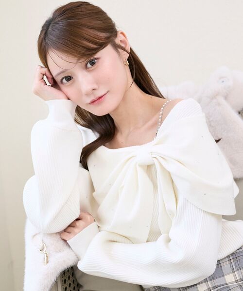MAJESTIC LEGON(マジェスティックレゴン)の「ビジューリボンオフショルニット(ニット/セーター・レディース・ピンク/ボルドー/アイボリー/ブラック/グレー/ブラック系その他/ライトグレー・MEDIUM)」の14枚目の写真