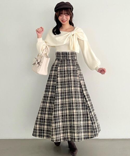 MAJESTIC LEGON(マジェスティックレゴン)の「ビジューリボンオフショルニット(ニット/セーター・レディース・ピンク/ボルドー/アイボリー/ブラック/グレー/ブラック系その他/ライトグレー・MEDIUM)」の15枚目の写真