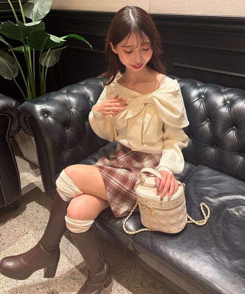 MAJESTIC LEGON(マジェスティックレゴン)の「ビジューリボンオフショルニット(ニット/セーター・レディース・ピンク/ボルドー/アイボリー/ブラック/グレー/ブラック系その他/ライトグレー・MEDIUM)」の16枚目の写真