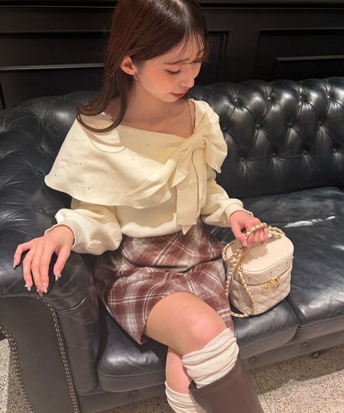 MAJESTIC LEGON(マジェスティックレゴン)の「ビジューリボンオフショルニット(ニット/セーター・レディース・ピンク/ボルドー/アイボリー/ブラック/グレー/ブラック系その他/ライトグレー・MEDIUM)」の18枚目の写真