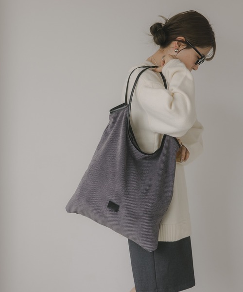 210nouve（トゥージュヌーブ）の「コーデュロイ パイピング ショルダーバッグ（ショルダーバッグ・レディース・グレー/ブラック/アイボリー/ブラウン・FREE）」の4枚目の写真