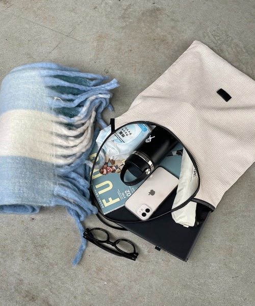 210nouve（トゥージュヌーブ）の「コーデュロイ パイピング ショルダーバッグ（ショルダーバッグ・レディース・グレー/ブラック/アイボリー/ブラウン・FREE）」の6枚目の写真