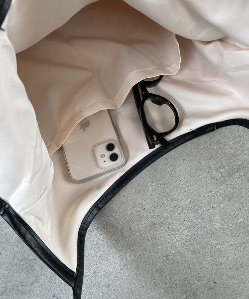 210nouve（トゥージュヌーブ）の「コーデュロイ パイピング ショルダーバッグ（ショルダーバッグ・レディース・グレー/ブラック/アイボリー/ブラウン・FREE）」の7枚目の写真