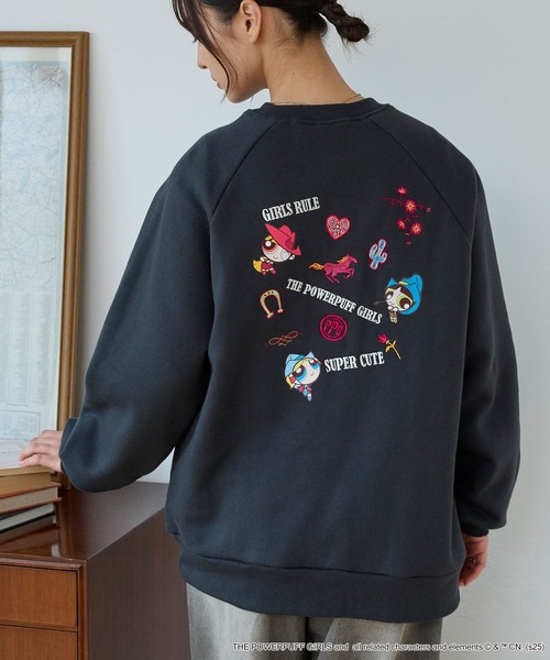 MONO-MART(モノマート)の「【THE POWERPUFF GIRLS】別注 パワーパフ ガールズ グラフィック刺繍 ラグラン スウェット(スウェット・レディース・オートミール/スミクロ/ブラック系/グレー系・M/L)」の2枚目の写真
