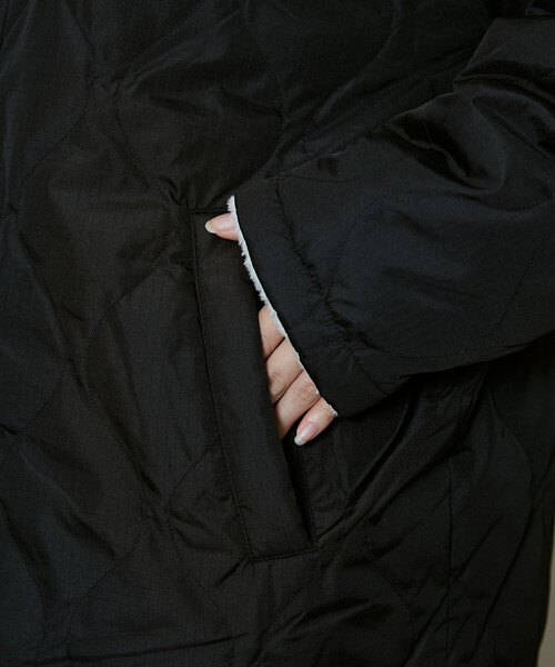 PUBLUX(パブリュクス)の「TAION/タイオン MILITARY REVERSIBLE N-1 JK 限定展開/ミリタリー リバーシブル N-1 ジャケット(ダウンジャケット/コート・レディース・ブラック/オリーブ・X-LARGE/MEDIUM/LARGE)」の4枚目の写真