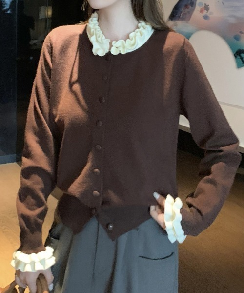 CLOTHY(クロシィ)の「【一枚で着映えする、フェミニンアイテム】配色モチーフニットカーディガン(カーディガン/ボレロ・レディース・ブラウン/ネイビー/ブラック・FREE)」の4枚目の写真
