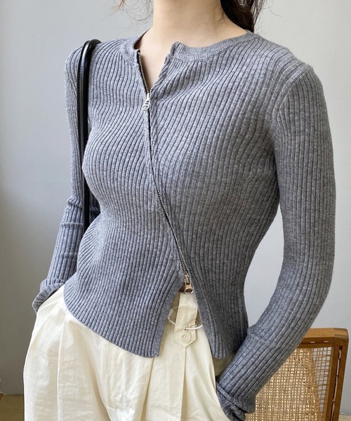 DAY CLOSET(デイ クローゼット)の「【周りと差がつく斜めジップ】長袖スラッシュ ダブルジップ スリット入り リブニットカットソー レディース(カーディガン/ボレロ・レディース・グレー/ブラック/ホワイト・FREE)」の1枚目の写真