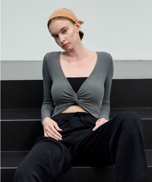 DEVIWEAR(デヴィウェア)の「女性 ヨガウェア DEVI-T0078-チャコール ピラティス ポイントツイスト クロップTシャツ(Tシャツ/カットソー・レディース・その他・FREE)」の1枚目の写真