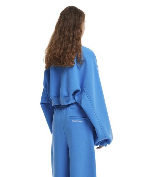 TRUNK PROJECT(トランクプロジェクト)の「Logo Cropped Sweatshirt_Blue(スウェット・レディース・ブルー・LARGE/SMALL/X-SMALL)」の2枚目の写真