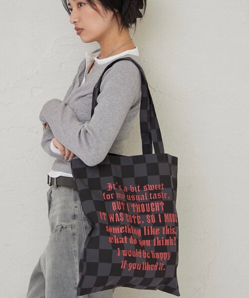 WHO'S WHO gallery（フーズフーギャラリー）の「【WEB限定】ASSORTED MESSAGE LOGO TOTE BAG（トートバッグ・レディース・ホワイト系その他/ブラウン/ブラック系その他/チャコールグレー/ブラック・FREE）」の3枚目の写真