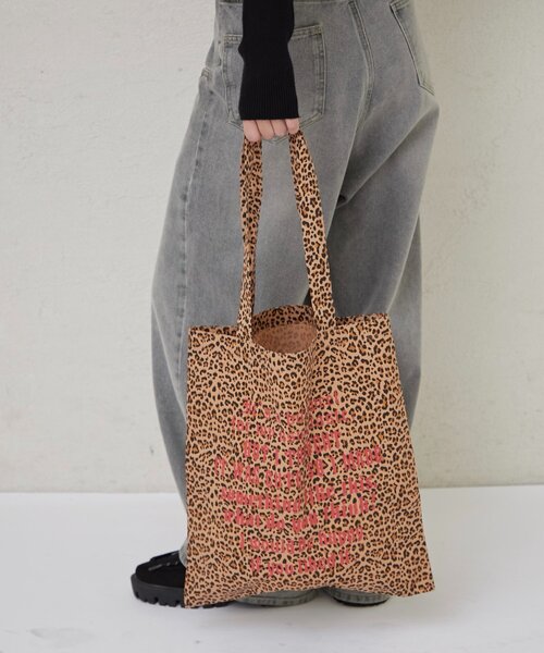 WHO'S WHO gallery（フーズフーギャラリー）の「【WEB限定】ASSORTED MESSAGE LOGO TOTE BAG（トートバッグ・レディース・ホワイト系その他/ブラウン/ブラック系その他/チャコールグレー/ブラック・FREE）」の15枚目の写真