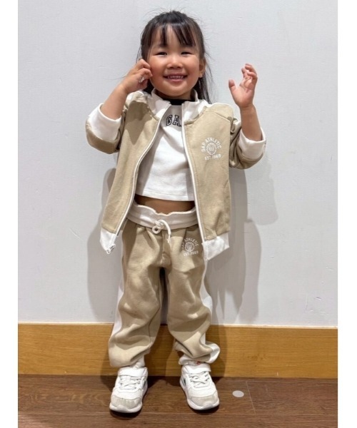 GAP（ギャップ）の「リラックスフィットGAPアスレチックロゴジップアップトラックジャケット（キッズ）（スウェット・キッズ・ネイビー/ベージュ・110cm/160cm/140cm/130cm/150cm/120cm）」の3枚目の写真