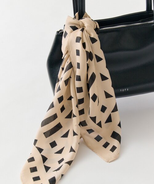 mystic（ミスティック）の「ジオメトリック柄 スカーフ（バンダナ/スカーフ・レディース・ベージュ・ONE SIZE）」の7枚目の写真